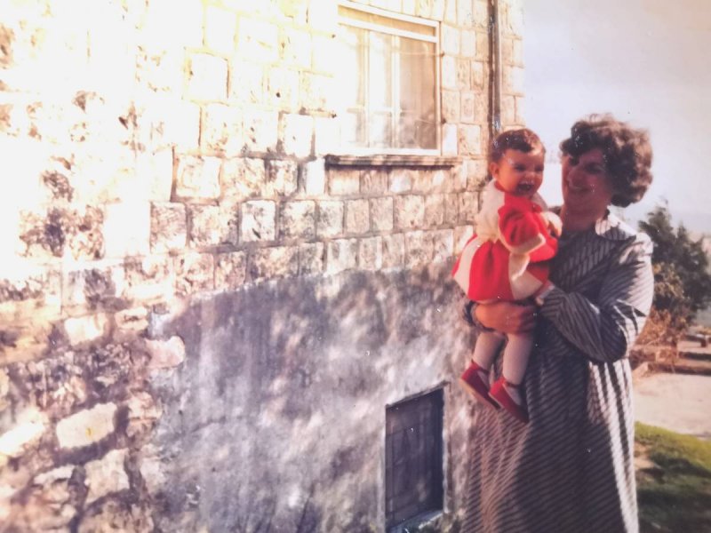 مصممة الازياء السورية يمام مسوح تحتفظ بمئات الصور لعائلاتها ضمن ألبومات خاصة