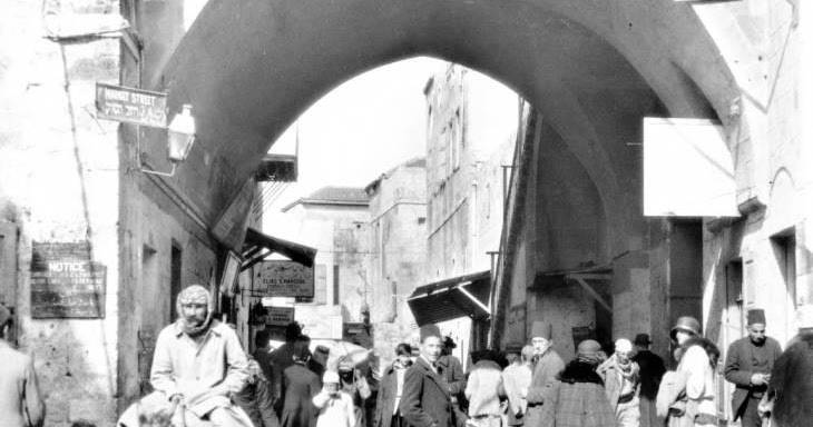 السوق عند البوابة الشرقية لحيفا (أرشيف جوني منصور)