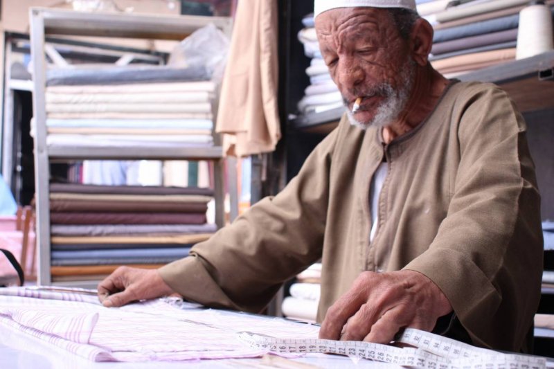 الحاج عبد الناصر وهو من أقدم خياطي الجلباب الصعيدي في أسوان