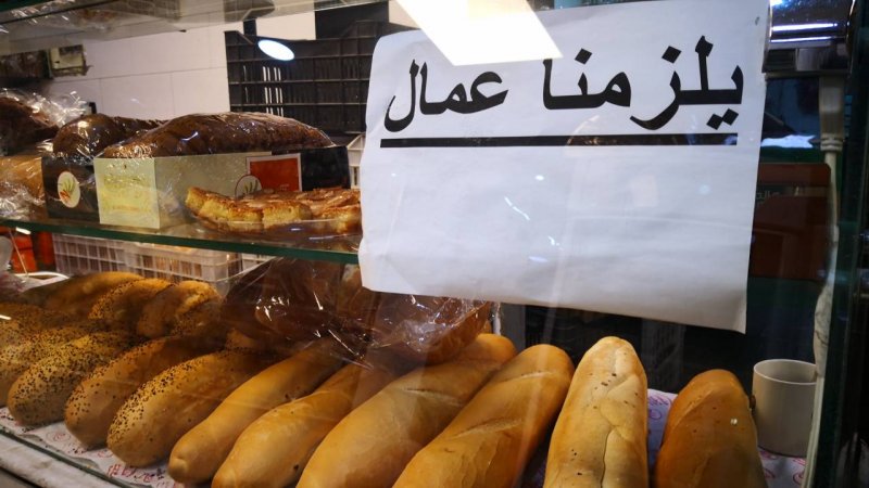 إعلان بحث عن عمال من أحد أسواق دمشق