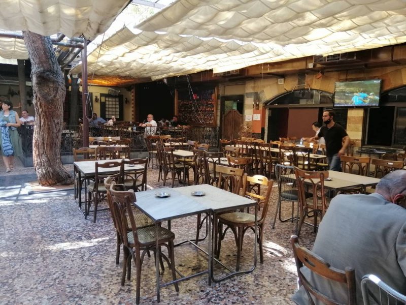 من داخل مقهى الروضة في دمشق