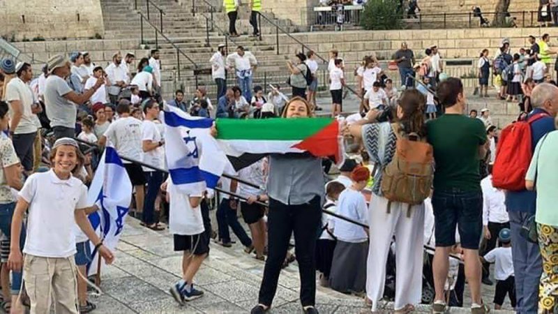 هالة الشريف ترفع علم فلسطين خلال مسيرة الأعلام عام 2019
