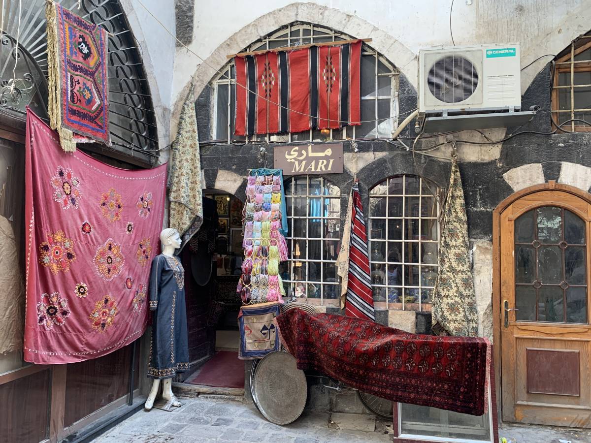أحد متاجر دمشق القديمة الذي يبيع بضائع أفغانية