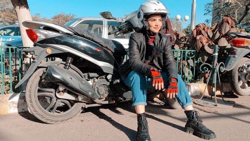 غادة مجدي مع دراجتها