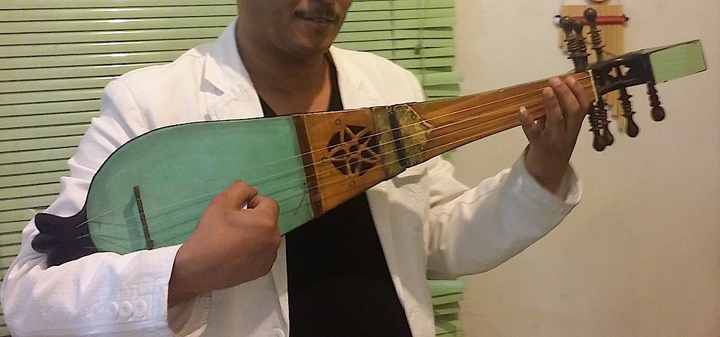العود الصنعاني الآلة الموسيقية اليمنية المهددة بالانقراض رصيف 22